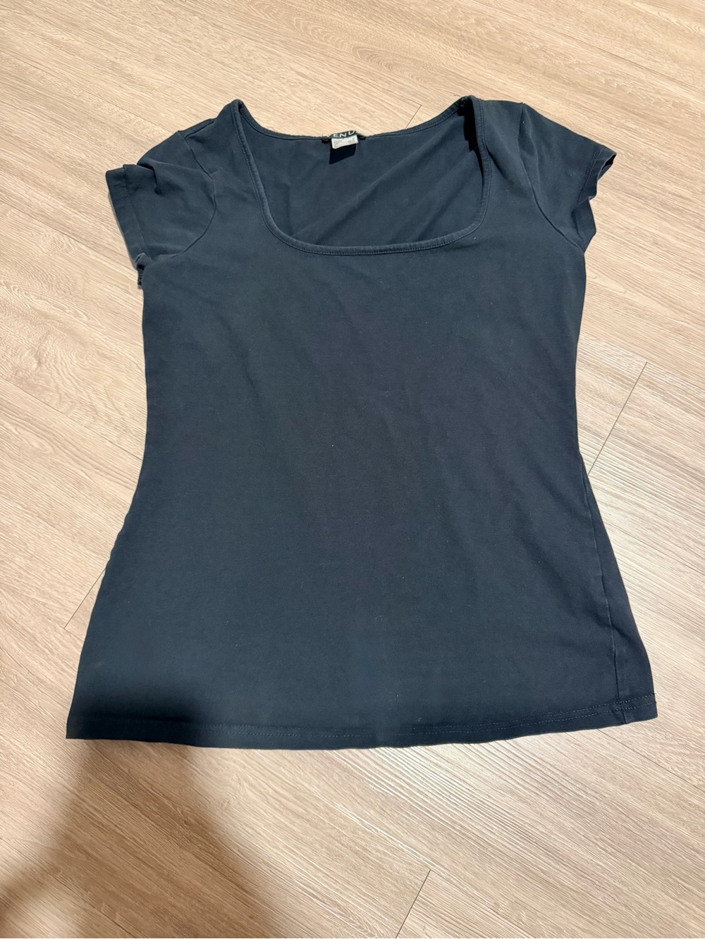 VENUS Black Scoop-Neck Short Sleeve Tee
